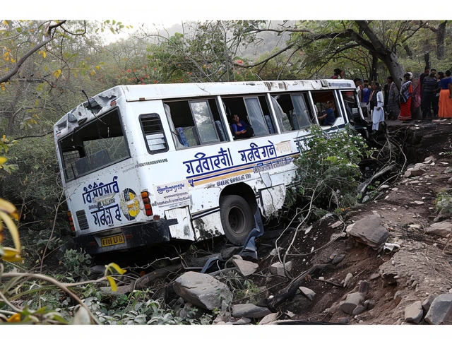 जम्मू-कश्मीर के रियासी में तीर्थयात्रियों की बस खाई में गिरी, संदिग्ध आतंकी हमले में 10 की मौत